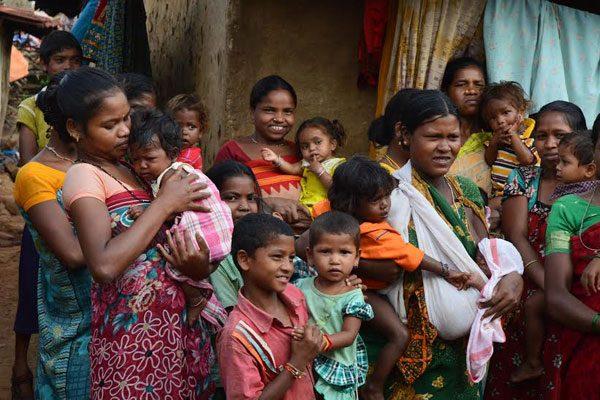 andhra-pradesh-tribal-woman-delivers-baby-on-the-path-using-a-blade