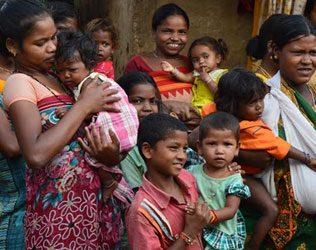 andhra-pradesh-tribal-woman-delivers-baby-on-the-path-using-a-blade