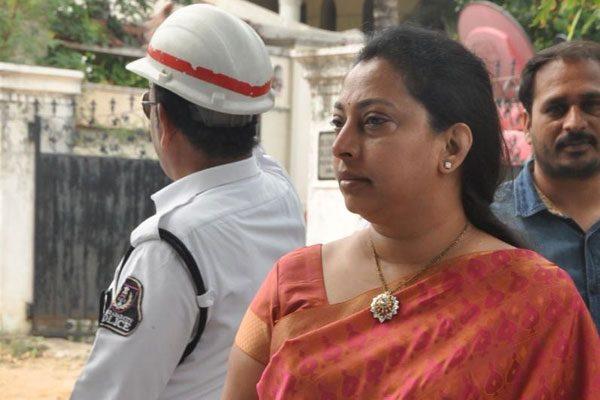 Balakrishna Wife Vasundhara Devi Caught with 10 Lakhs Old Notes