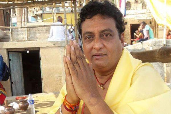 comedian-balireddy-prudhviraj-luggage-thrown