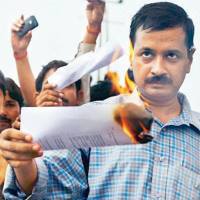 Kejriwal - The CM Burns Rs. 2000 Note out of Jealousy Fake Rumor
