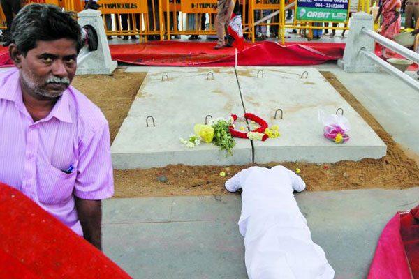 Long Queues at Jayalalithaa's Burial Spot