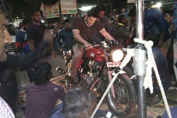Mahesh Babu Craze a girl behind him