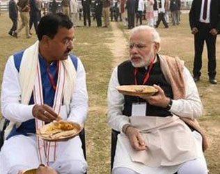 narendra-modi-gets-his-own-food-for-the-varanasi-meeting