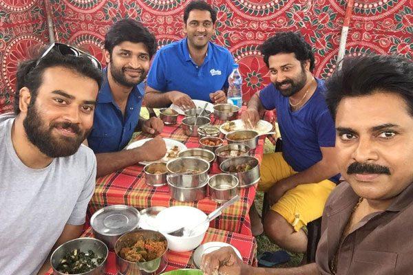 pawan-kalyan-selfie-at-katamarayudu-shooting