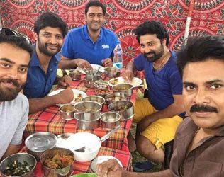 pawan-kalyan-selfie-at-katamarayudu-shooting