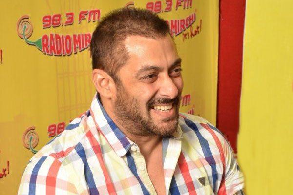 salman-khan-gets-costly-number-plate-gift-from-dubai-fan