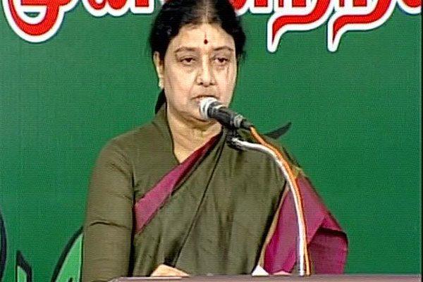 Sasikala Breaks down in First Speech Post Amma