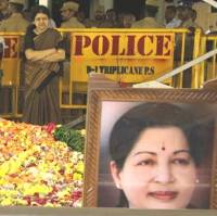 Sasikala Cries at Jayalalithaa Grave, but Lobbying Hard for CM