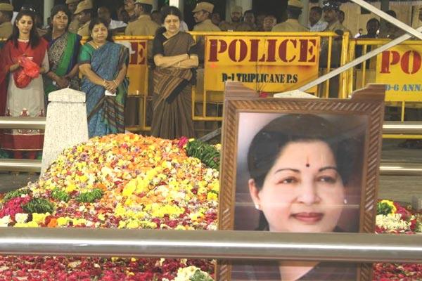 Sasikala Cries at Jayalalithaa's Grave, but Lobbying Hard for CM
