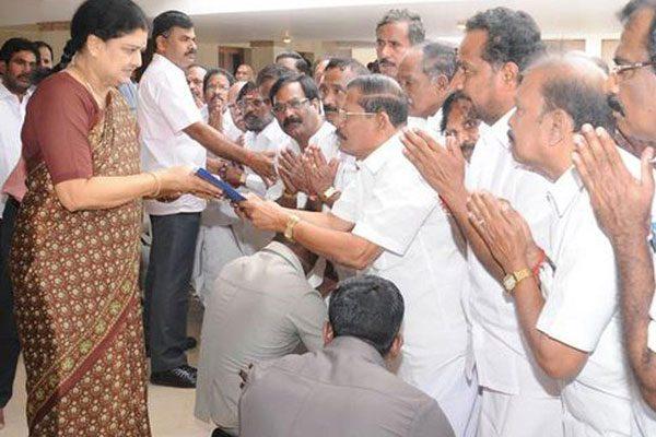 tamilnadu-politics-to-see-new-twists-and-turns-in-2017