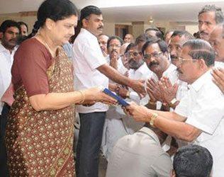 tamilnadu-politics-to-see-new-twists-and-turns-in-2017