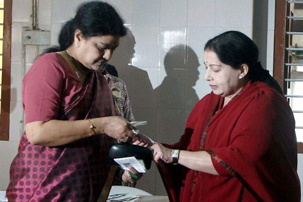 Tehelka Says Sasikala  gave slow poison to Jayalalithaa