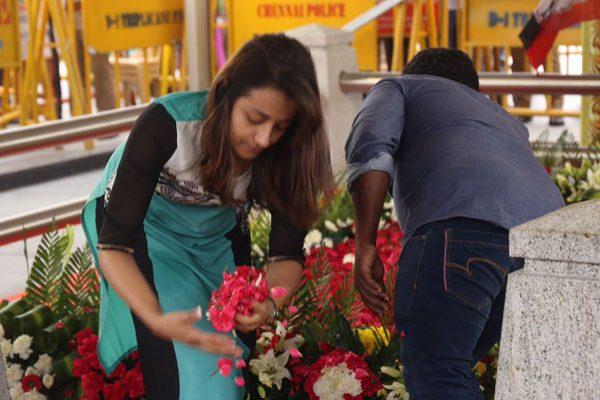 trisha-krishnan-visits-jayalalithaa-memorial-along-with-mother