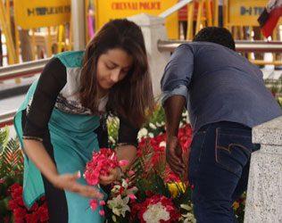 trisha-krishnan-visits-jayalalithaa-memorial-along-with-mother