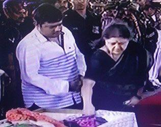 young-man-who-performed-jayalalithaa-last-rites-revealed