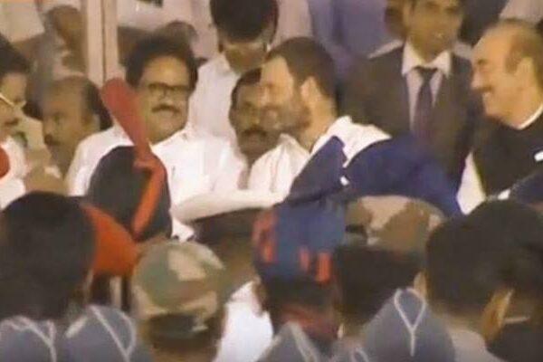 rahul-gandhi-smiling-at-jayalalithaa-homage