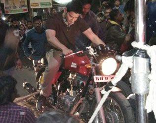 Mahesh Babu Craze a girl behind him