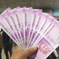 Hillarious Usage of 2000 Rupees Note by a Cabbie Uber