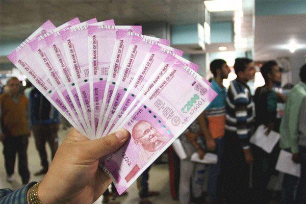 Hillarious Usage of 2000 Rupees Note by a Cabbie