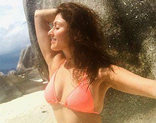 Pic Talk: Manjari Fadnis 'Glam Vacation Look!