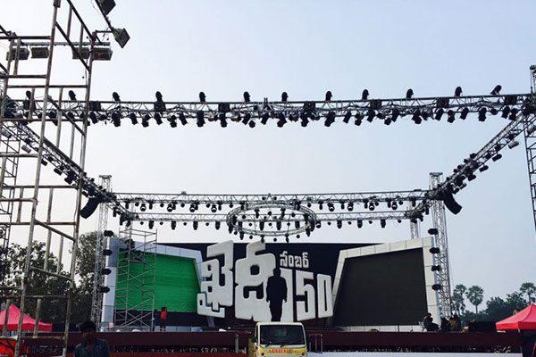 Pawan Kalyan fans breaks chairs at khaidi no 150 pre release function