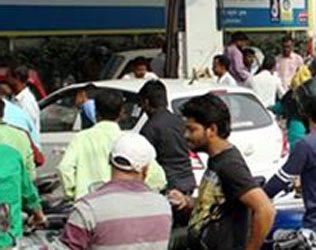 petrol-bunks-protest-no-cashless-transactions-2