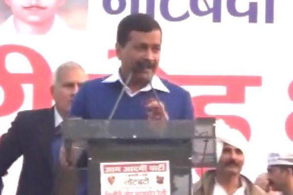 shoe-attack-on-arvind-kejriwal-for-blaming-narendra-modi