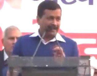 shoe-attack-on-arvind-kejriwal-for-blaming-narendra-modi