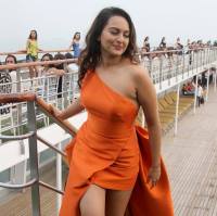 Sonakshi Sinha Hot Walk Wonder