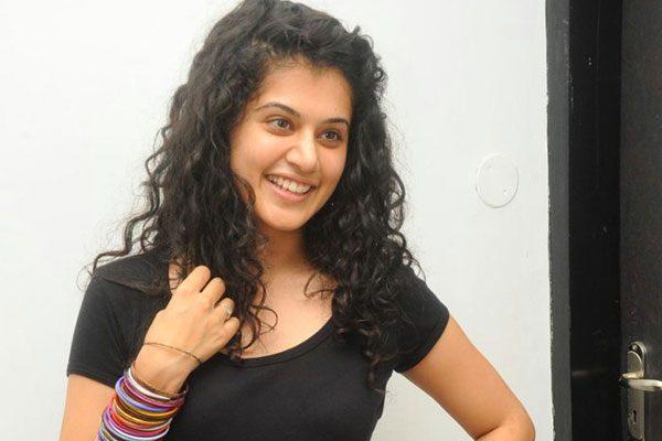 Taapsee-Laughs-at-Being-Ignored-for-FilmFare--Awards
