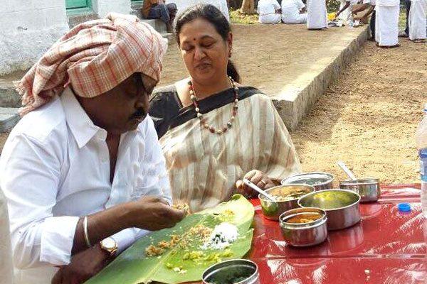 vijayakanth-eats-with-farmers-on-road