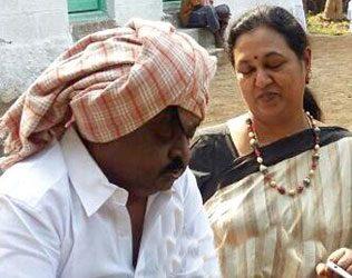 vijayakanth-eats-with-farmers-on-road