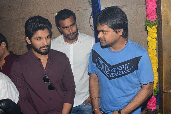 Harish Shankar Stopped By Air Indigo For Late Arrival