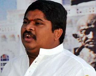 Ponnam Prabhakar injured in road accident