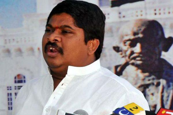 Ponnam Prabhakar injured in road accident