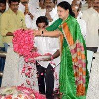 Sasikala Visits Jayalalithaa's Resting Place at Marina Beach Photos stills