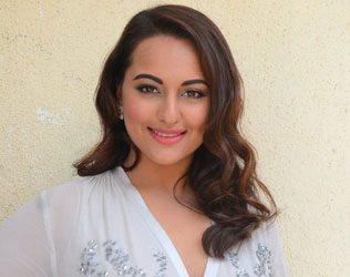 Sonakshi sinha Under Director InfluenceNo to Chiranjeevi Okay to Vijay