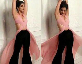 Hotness Alert : Sonam Kapoor Goes Dead Gorgeous