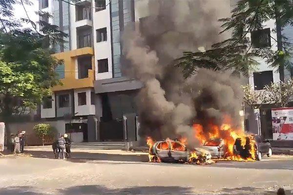 Sudden Fire near Amitabh Bachchan Residence. 3 Cars Burnt!
