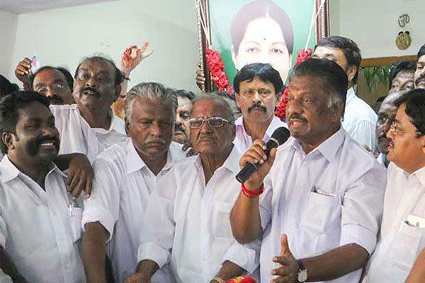 Support Increases for O Pannerselvam, Panic Sets in Sasikala Natarajan