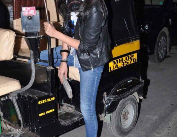 Akshara Haasan Takes Auto Ride Home!