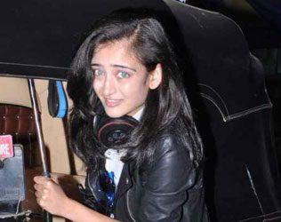 Akshara Haasan Takes Auto Ride Home