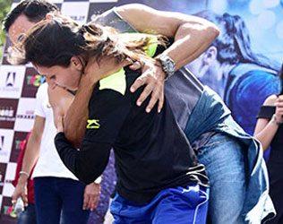 Akshay Kumar Gets Pinned down to the Ground by a Girl