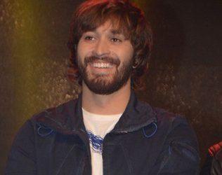 Debut Hero Gets Too Emotional on Stage