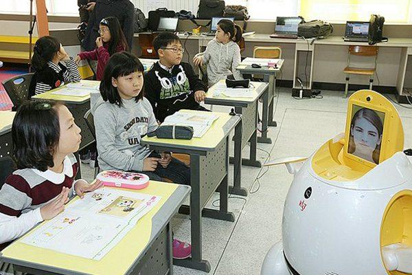 Robo-Teachers-by--2030
