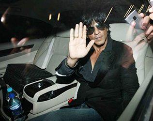 Shah Rukh Khan Car Ran Over A Photographer Foot