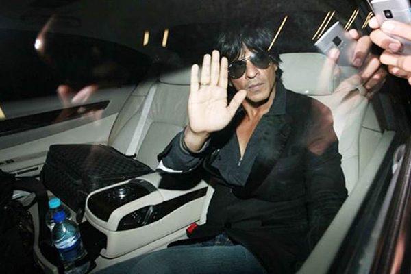 Shah Rukh Khan  Car Ran Over A Photographer Foot