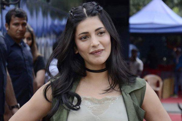Shruti Haasan Aged Look Surprises! - Footwear Advertisement