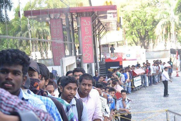 2KM long ques for Baahubali-2--The-Conclusion-Movie-Tickets
